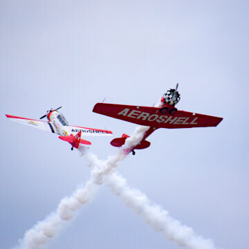 The Aeroshell aerobatics team shows their courage, with some shocking maneuvers piloting North American T-6 Texans (nicknamed 'The Pilot Maker').